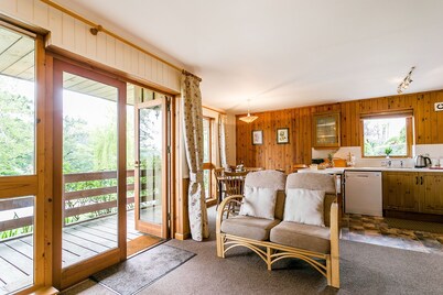 Four star Lodge with two bedrooms and bathrooms, fabulous views yet close to pubs and beach