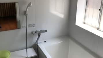 Deep-soaking bathtub