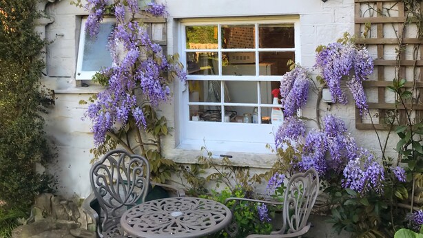 Unclassified image, 1 of 21, button - Grove Cottage -  a cottage that sleeps 4 guests  in 2 bedrooms (Yarmouth)