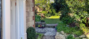 Grove Cottage -  a cottage that sleeps 4 guests  in 2 bedrooms