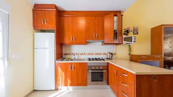 Een koelkast, een microgolfoven, een oven, een waterkoker