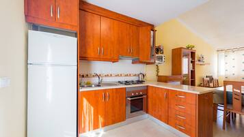 Een koelkast, een microgolfoven, een oven, een waterkoker