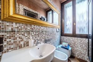 Bruser, hårtørrer, bidet, håndklæder