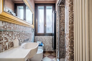 Een douche, een haardroger, een bidet, handdoeken