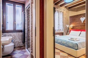 Shower, hair dryer, bidet, towels - Campiello Tron Peaceful House (Venezia)