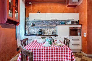 Frigorifero, microonde, forno, piano cottura