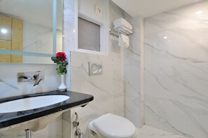 Bathroom sink - The Gold Inn (New Delhi)