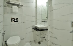 Executive Room | Bathroom | Shower, free toiletries, towels - The Gold Inn (New Delhi)