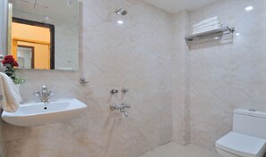 Habitació Deluxe | Bany | Dutxa, articles de tocador gratuïts i tovalloles 