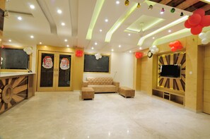 Concierge desk - The Gold Inn (New Delhi)