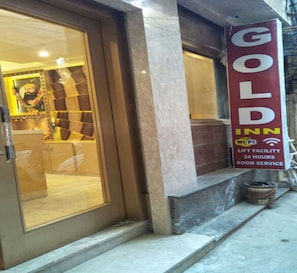 Property entrance - The Gold Inn (New Delhi)