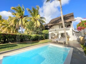 Outdoor pool - Caro's Beachfront Villa with private pool at Trou aux Biches beach to rent (Trou aux Biches)