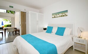 Una habitación de hotel con una cama, un escritorio y una señal de salida.
