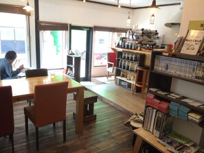 Lobby sitting area - Guest House YASUBE - Hostel (Sapporo)