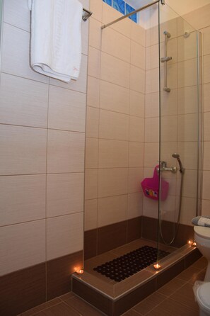 Dusche, Haartrockner, Handtücher, Seife