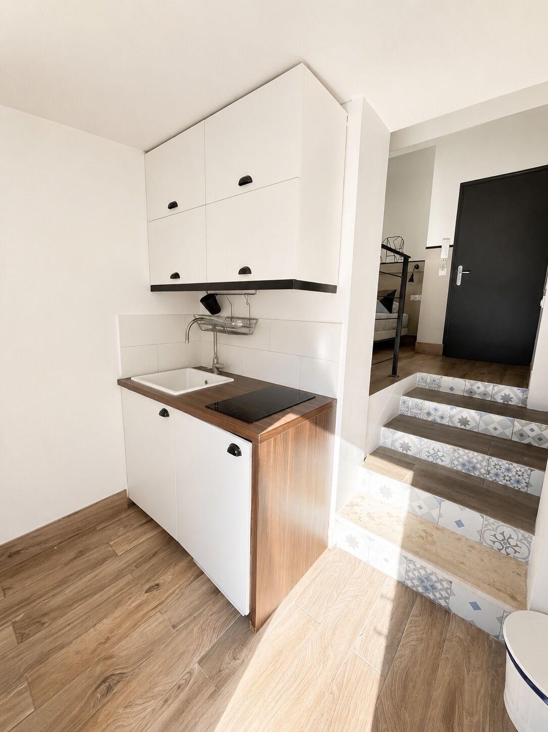 Réfrigérateur, micro-ondes, plaque de cuisson, cafetière/bouilloire