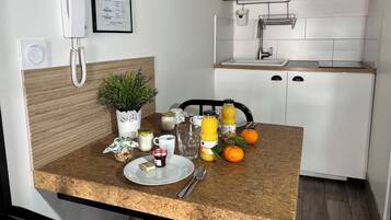 Studio Confort | Cuisine privée | Réfrigérateur, micro-ondes, plaque de cuisson, cafetiÚre/bouilloire