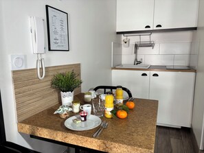 Studio Confort | Cuisine privée | Réfrigérateur, micro-ondes, plaque de cuisson, cafetière/bouilloire