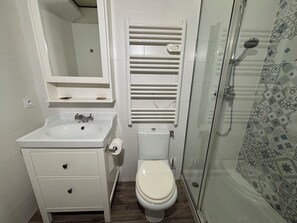 Comfort Studio | Bathroom | Shower, towels, soap, shampoo - Casahotel (Aix-en-Provence)