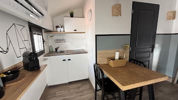 Comfort-Studio | Eigene Küche | Kühlschrank, Mikrowelle, Herdplatte, Wasserkocher mit Kaffee-/Teezubehör