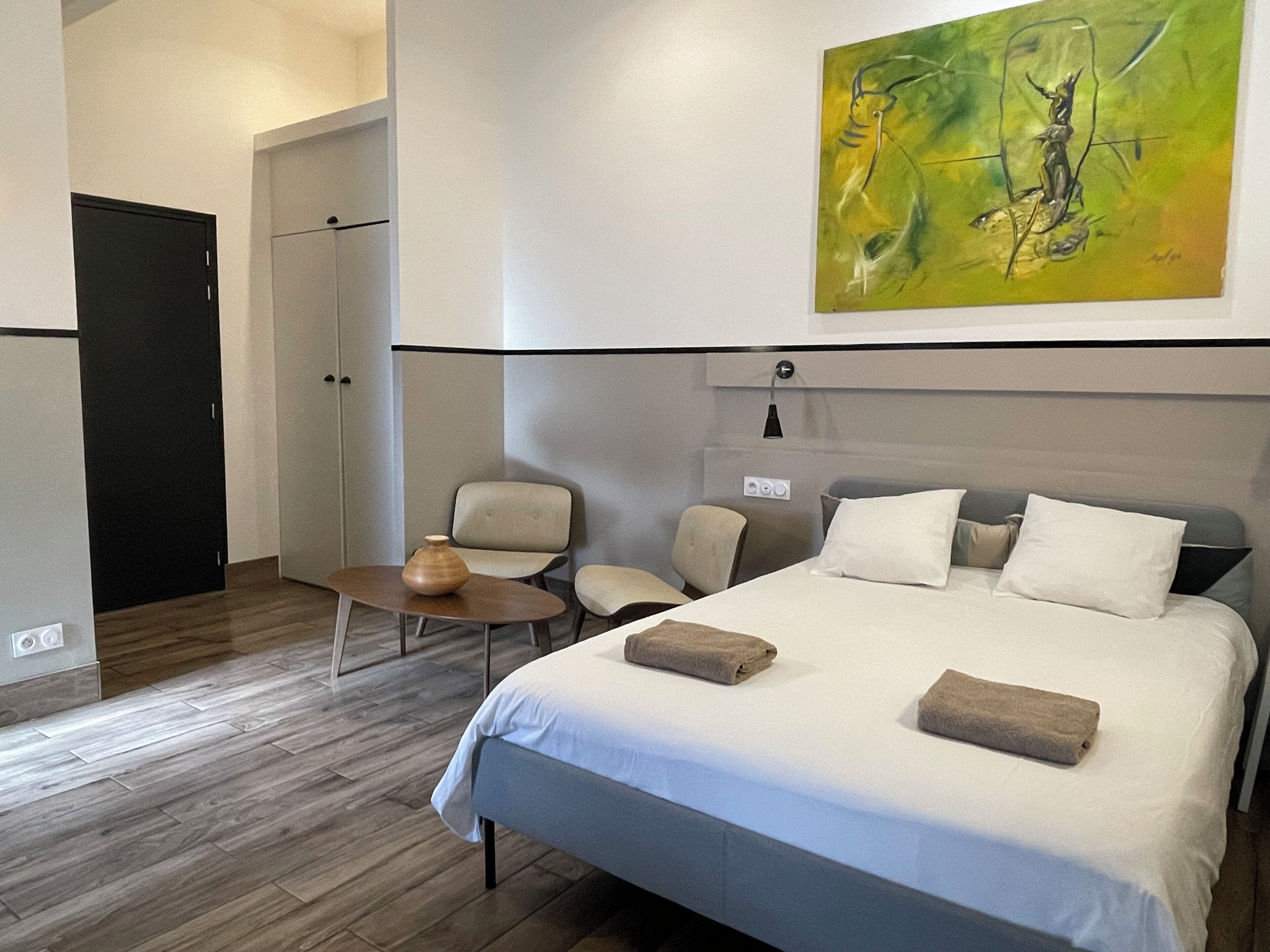 Suite Studio Confort, vue ville | Décoration personnalisée, ameublement personnalisé, Wi-Fi gratuit