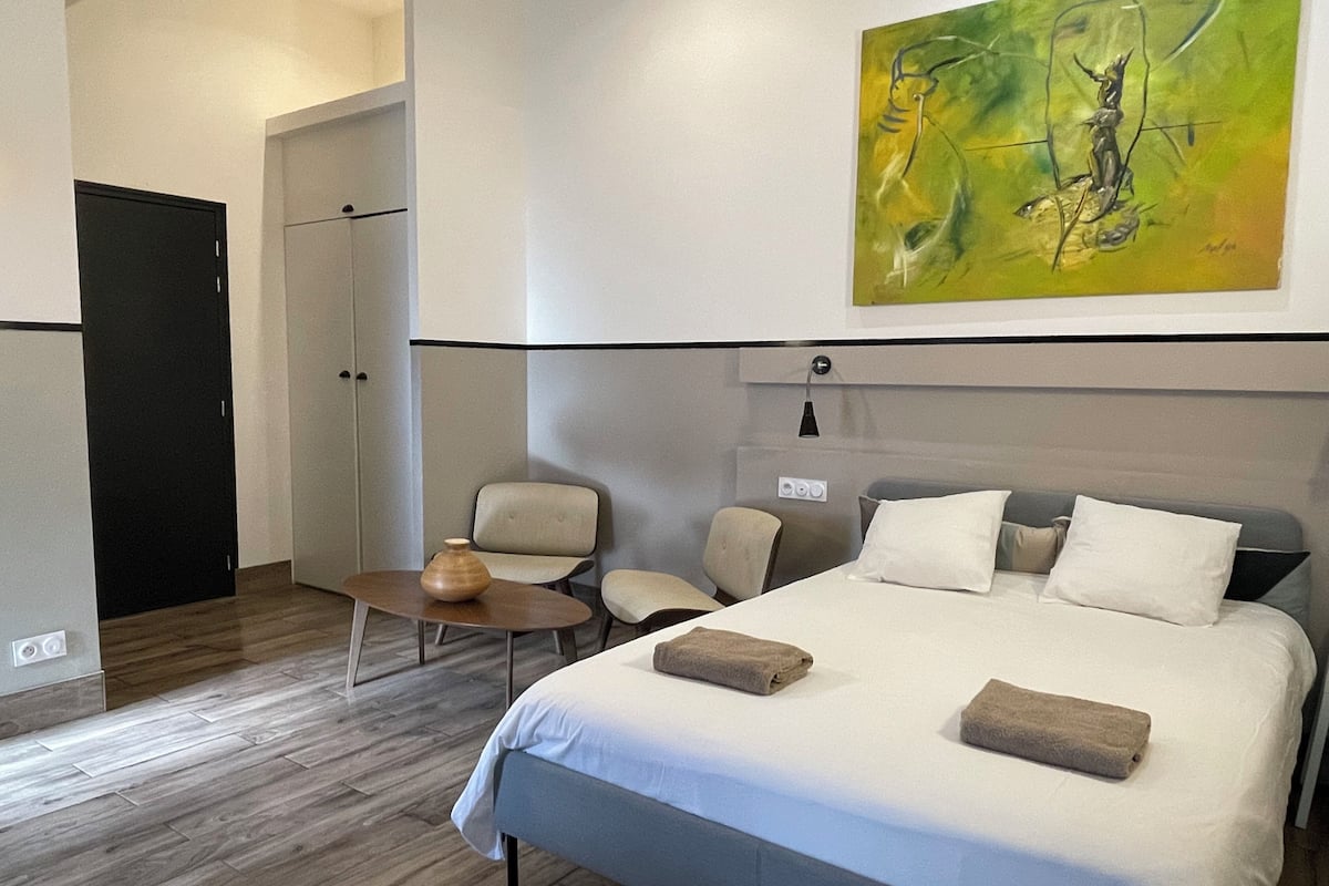 Suite Studio Confort, vue ville | Décoration personnalisée, ameublement personnalisé, Wi-Fi gratuit