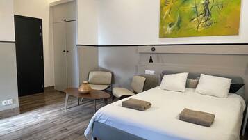 Suite Studio Confort, vue ville | Décoration personnalisée, ameublement personnalisé, Wi-Fi gratuit