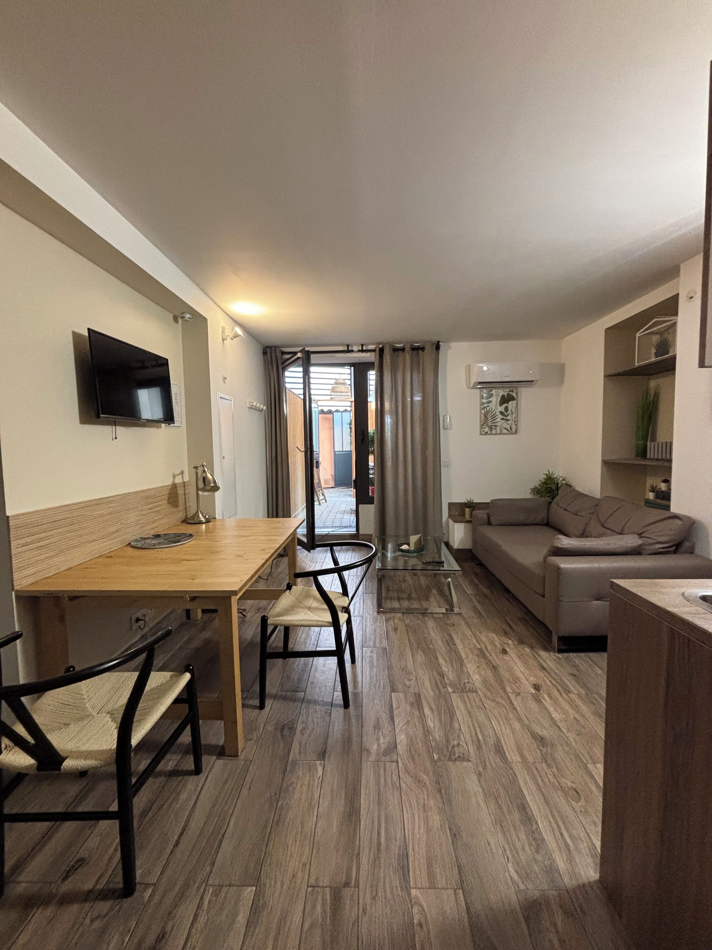 Klassiek appartement | Woonruimte | Een flatscreentelevisie