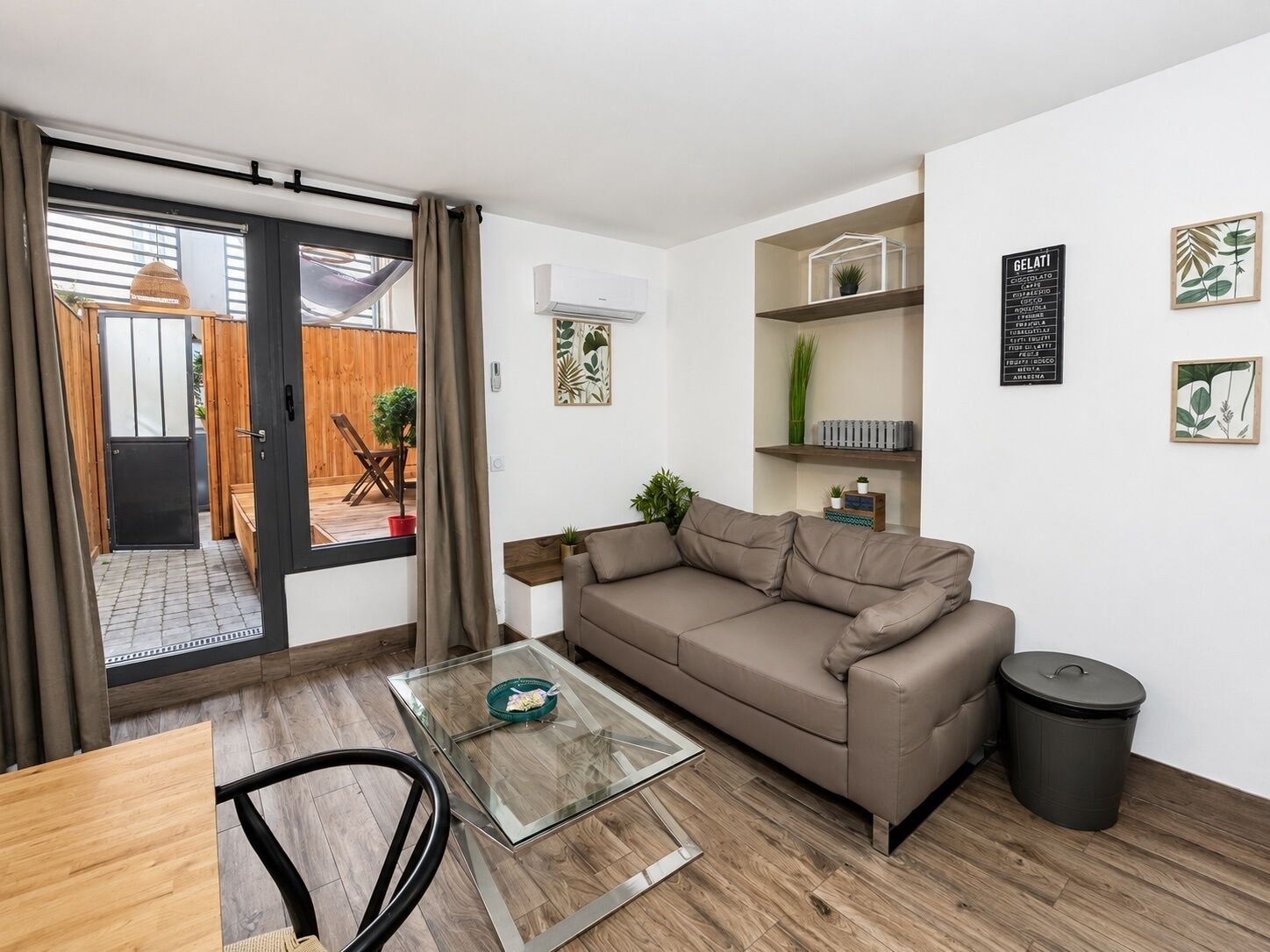 Classic-Apartment | Wohnbereich | Flachbildfernseher