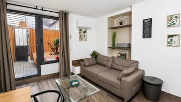 Classic-Apartment | Wohnbereich | Flachbildfernseher