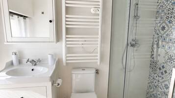 Douche, serviettes fournies, savon, shampoing
