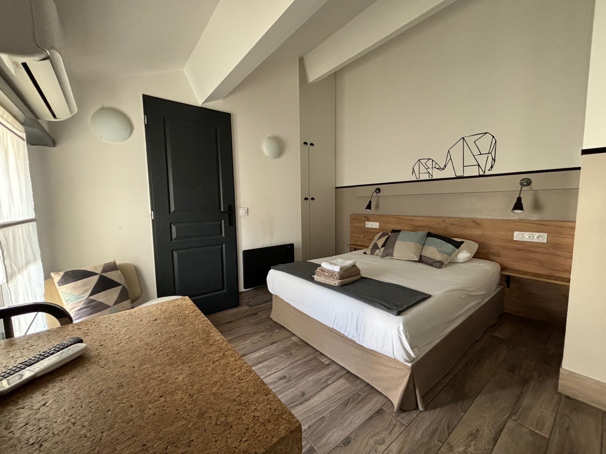 Suite Studio Confort, vue ville | Décoration personnalisée, ameublement personnalisé, Wi-Fi gratuit