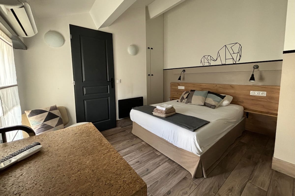 Suite Studio Confort, vue ville | Décoration personnalisée, ameublement personnalisé, Wi-Fi gratuit
