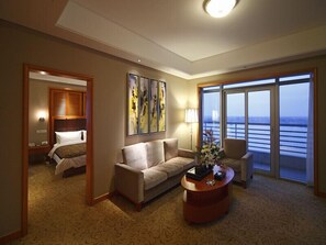 Suite de lujo | Área de sala de estar | Televisión de pantalla plana