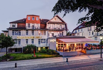habitación doble con terraza y zona de cocina - Playa del hotel Nordischer Hof