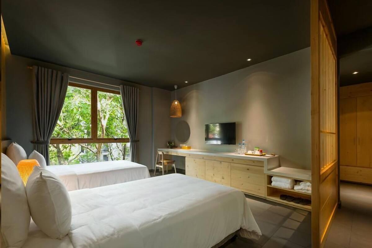 Een moderne slaapkamer met een groot bed, een bureau en een televisie.