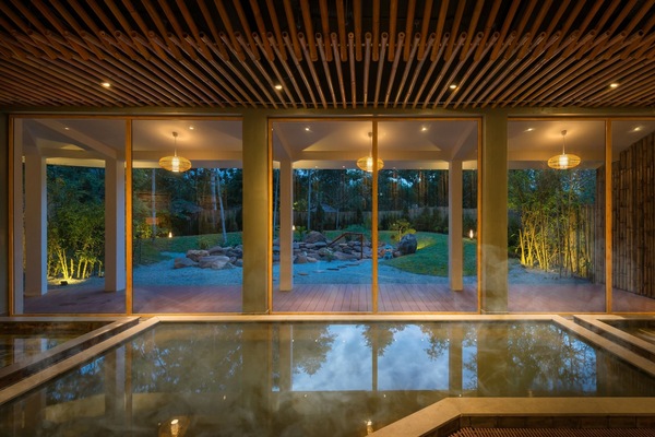 Indoor spa tub