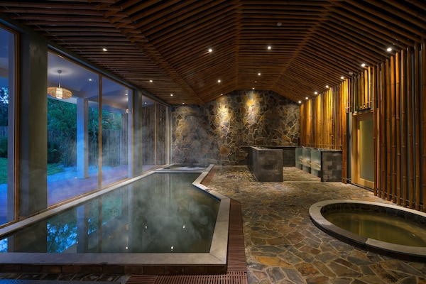 Sauna, steam room, hot springs/mineral springs, body treatments