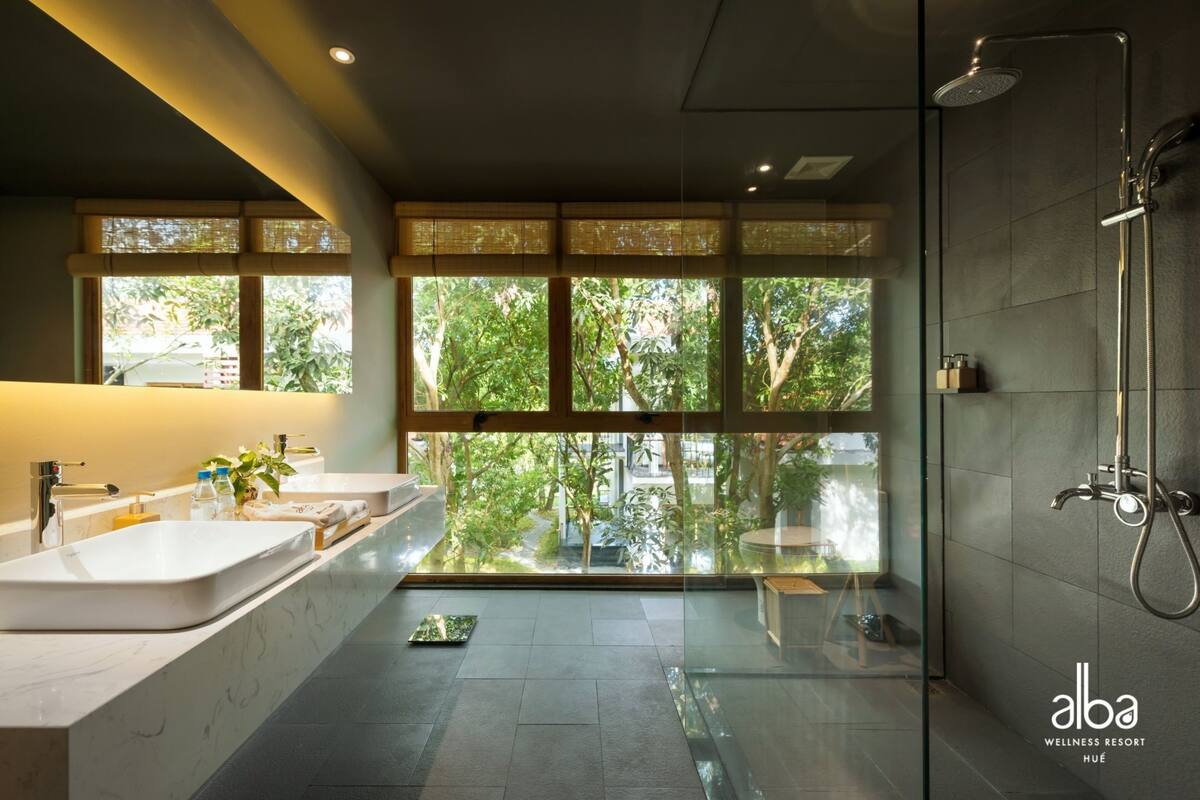 shower, rainfall showerhead, free toiletries, hair dryer