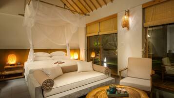 Minibar con artículos gratuitos y caja de seguridad en la habitación