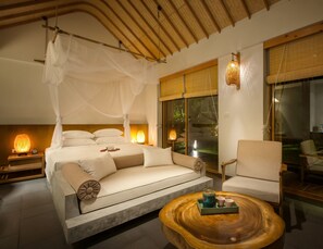 Frigobar (abastecido com itens grátis), cofres nos quartos, escrivaninha