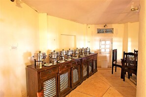 Desayuno buffet diario (INR 360 por persona)