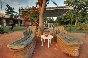 Lobby sitting area - Bhadrawati Safari Ranthambore Resort (Khandar)