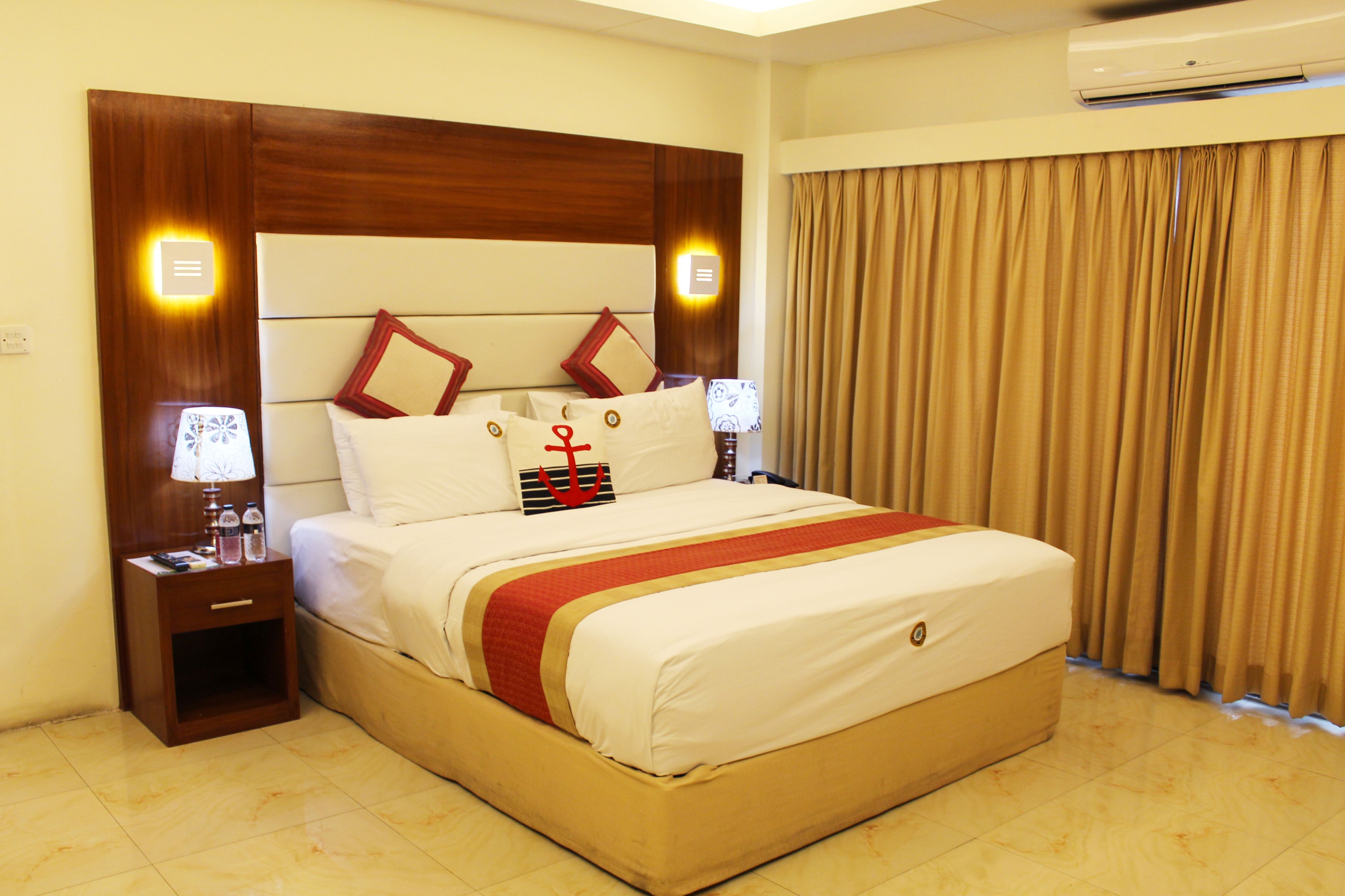 deluxe double room | 1 bedroom, minibar, in-room safe, soundproofing
