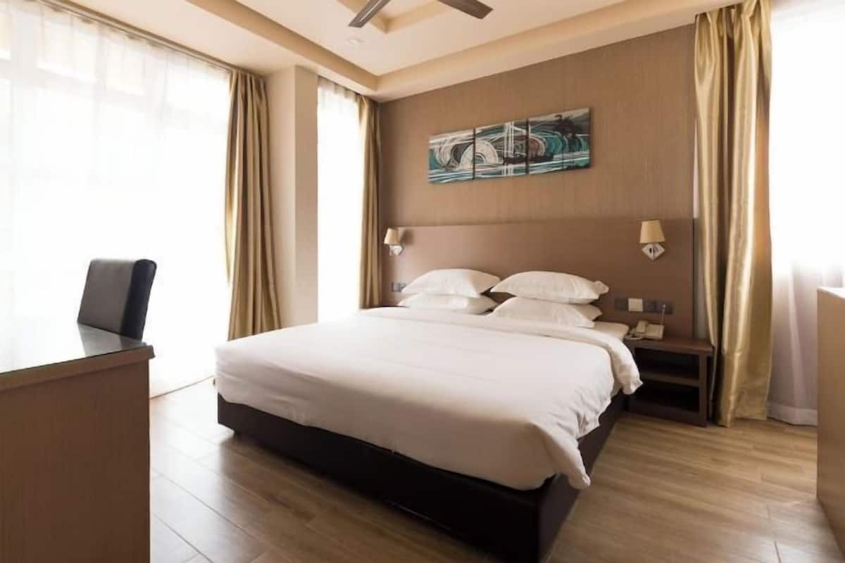 Hochwertige Bettwaren, Minibar, Zimmersafe, Schreibtisch