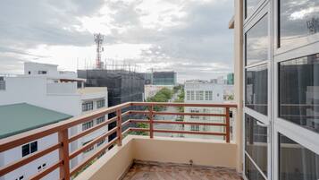 Business Deluxe King | Balcony