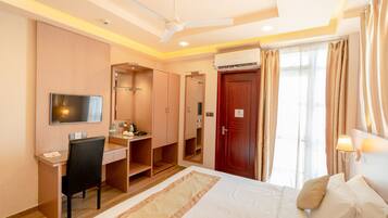 Deluxe Room Twin Bed | Premium bedding, minibar, in-room safe, desk