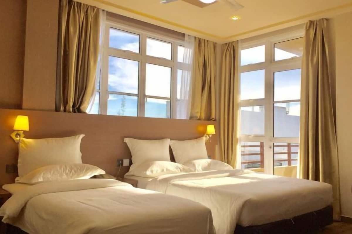 Hochwertige Bettwaren, Minibar, Zimmersafe, Schreibtisch