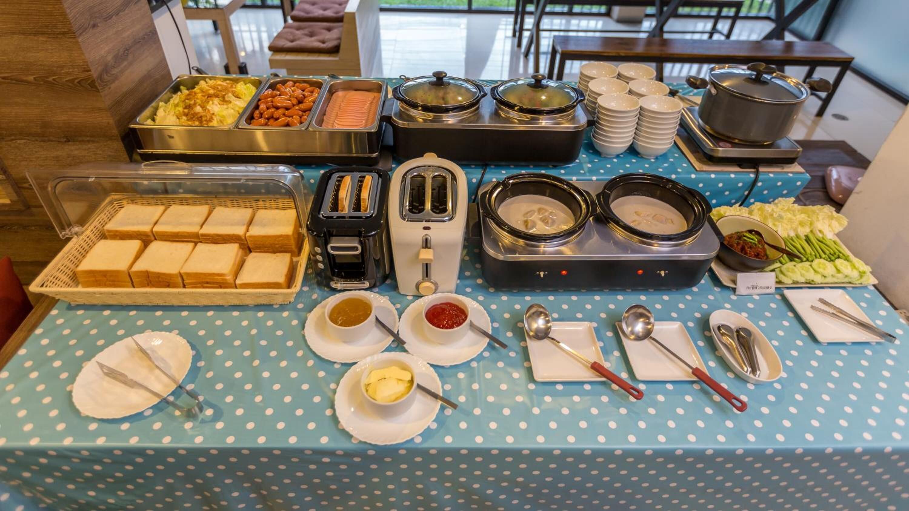 breakfast and lunch served, thai cuisine