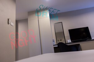 Escritorio, cortinas blackout y camas plegables/adicionales 